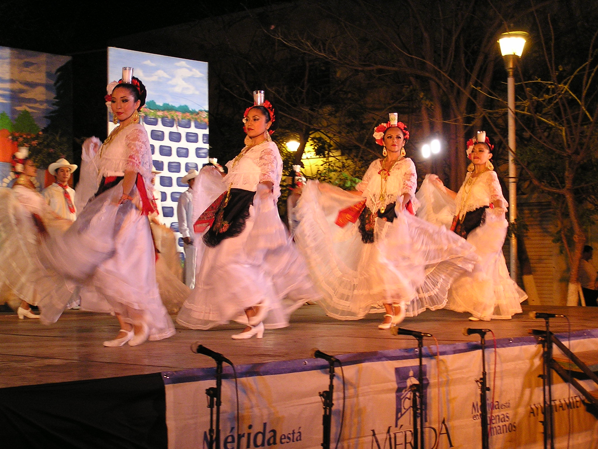 Saturday night on Paseo de Montejo